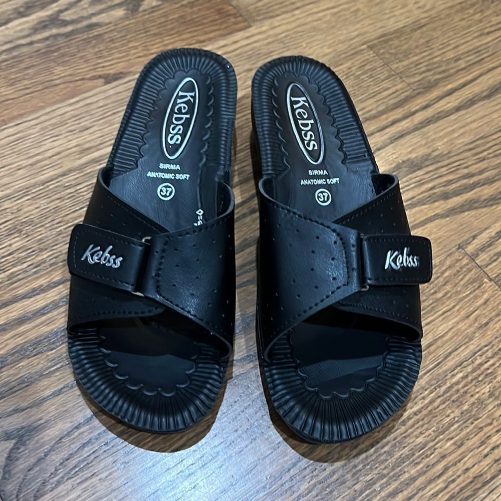 Slippers. Size 6 like new.
